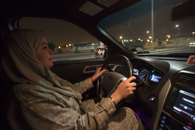 V Saúdské Arábii už mohou ženy řídit osobní i nákladní automobily.