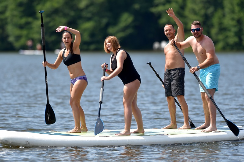 Paddleboardy by měly být hitem letošního léta.