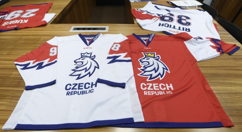 Nové dresy národního týmu zatím moc chvály nesklízejí. Nové dresy národního týmu zatím moc chvály nesklízejí.