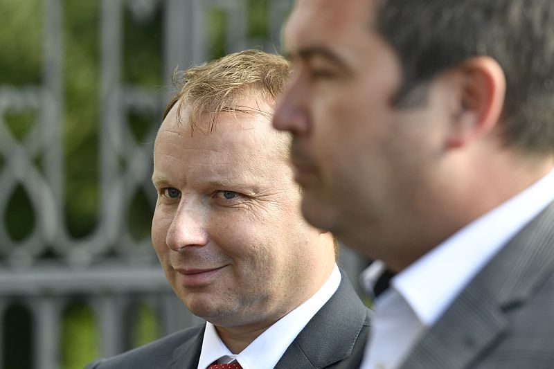 Miroslav Poche, v popředí Jan Hamáček.