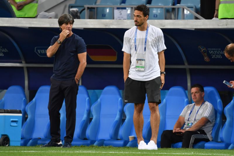 Löw si nemůže pomoci. Opět šokoval svět, nyní jedl holuby z nosu.