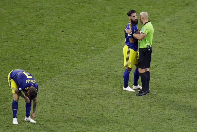 Durmaz kvůli faulu s Německem dostává rasistické výhružky. Durmaz kvůli faulu s Německem dostává rasistické výhružky.
