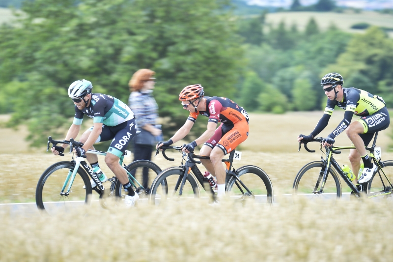 Cyklista Černý v pelotonu při závodě v Karlových Varech. Cyklista Černý v pelotonu při závodě v Karlových Varech.
