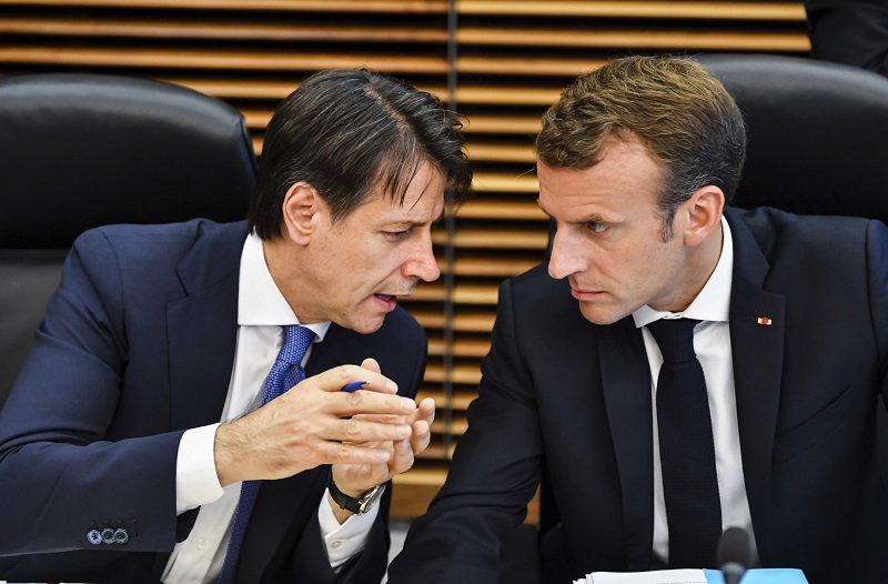 Itálii zastupuje na summitu Evropské unie premiér Giuseppe Conte (vlevo). Itálii zastupuje na summitu Evropské unie premiér Giuseppe Conte (vlevo).