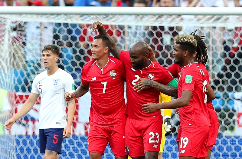 Panamští fotbalisté se radují z prvního historického gólu na MS. 