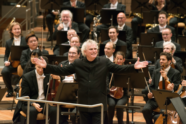 Dirigent Simon Rattle (uprostřed).