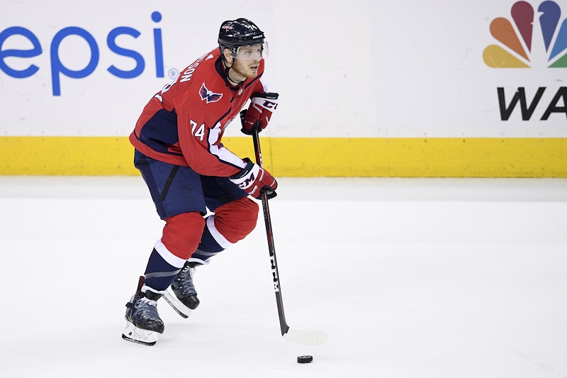 Americký obránce John Carlson bude pokračovat ve Washingtonu.