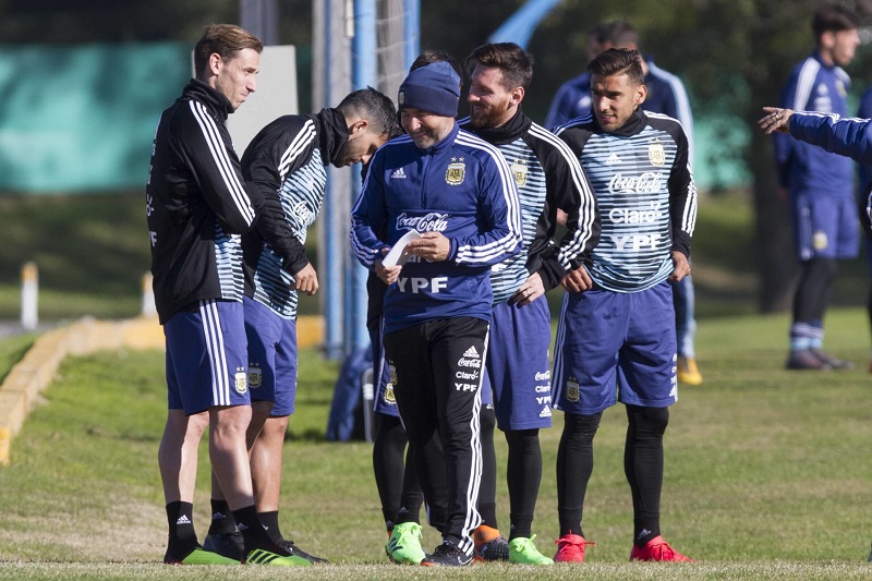 Proti argentinskému trenérovi Jorgemu Sampaolimu se postavili i samotní hráči.
