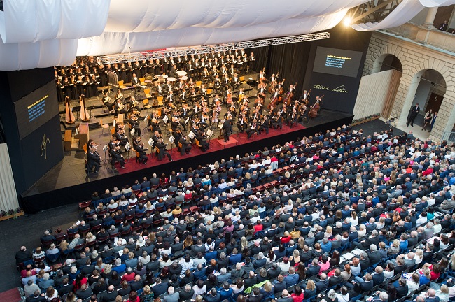 Zahajovacím koncertem České filharmonie pod taktovkou dirigenta Petra Altrichtera byl zahájen 14. června 60. ročník operního festivalu Smetanova Litomyšl.