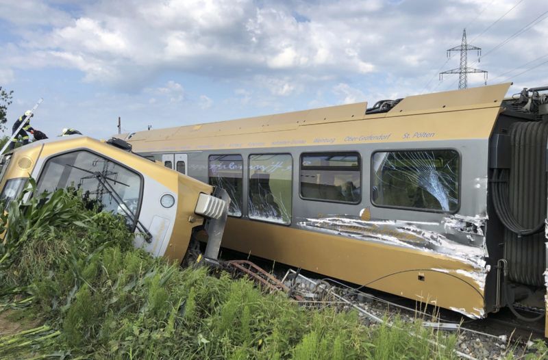 V Rakousku vykolejil vlak "úzkorozchodky", desítky zraněných.