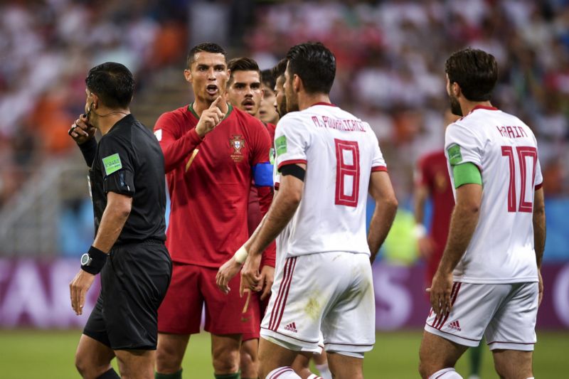 Cristiano Ronaldo dostal za úder loktem žlutou kartu.