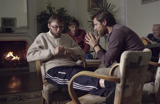 Snímek z filmu Úsměvy smutných mužů.