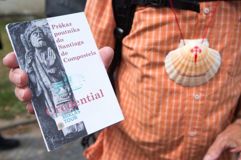 V pokladně pardubického zámku si mohou poutníci do Santiaga de Compostela zakoupit poutnický pas (na snímku) a získat razítko. V pokladně pardubického zámku si mohou poutníci do Santiaga de Compostela zakoupit poutnický pas (na snímku) a získat razítko.