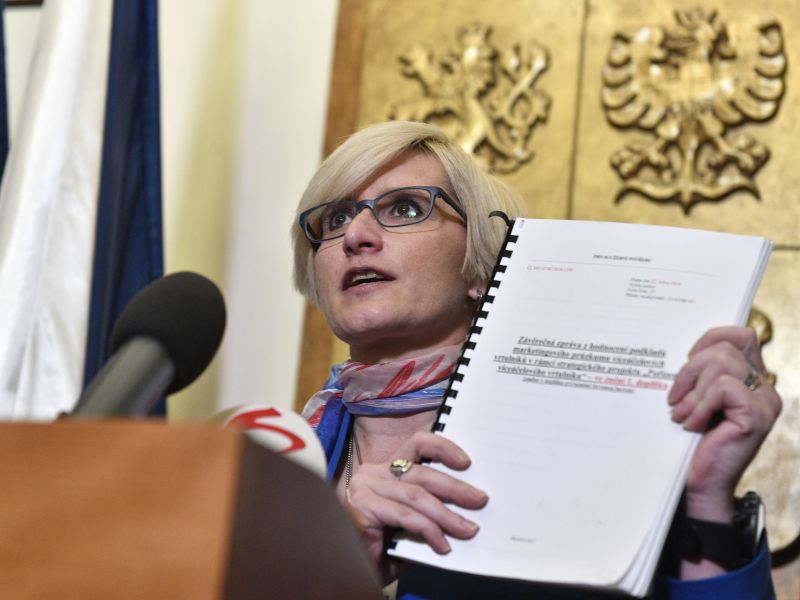 Končící ministryně obrany Karla Šlechtová.