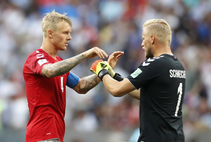 Dánský brankář Schmeichel se raduje z postupu do osmifinále MS.