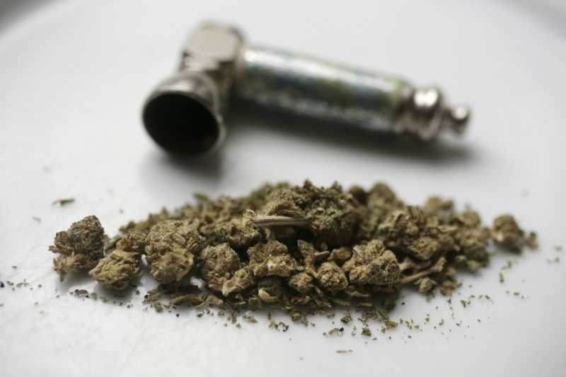 Marihuana a dýmka. Marihuana a dýmka.