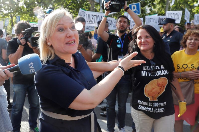 Ines Madrigalová, která byla po narození odebrána skutečné matce a dána jiné ženě.