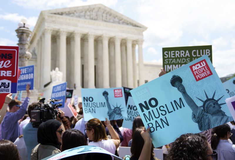 Protestující proti zákazu vstupu občanům některých muslimských zemí do USA. Protestující proti zákazu vstupu občanům některých muslimských zemí do USA.