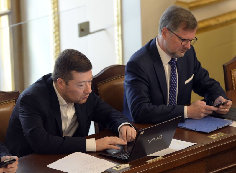 Místopředsedové sněmovny Tomio Okamura z SPD (vlevo) a Petr Fiala z ODS (vpravo) na řádné schůzi Poslanecké sněmovny.