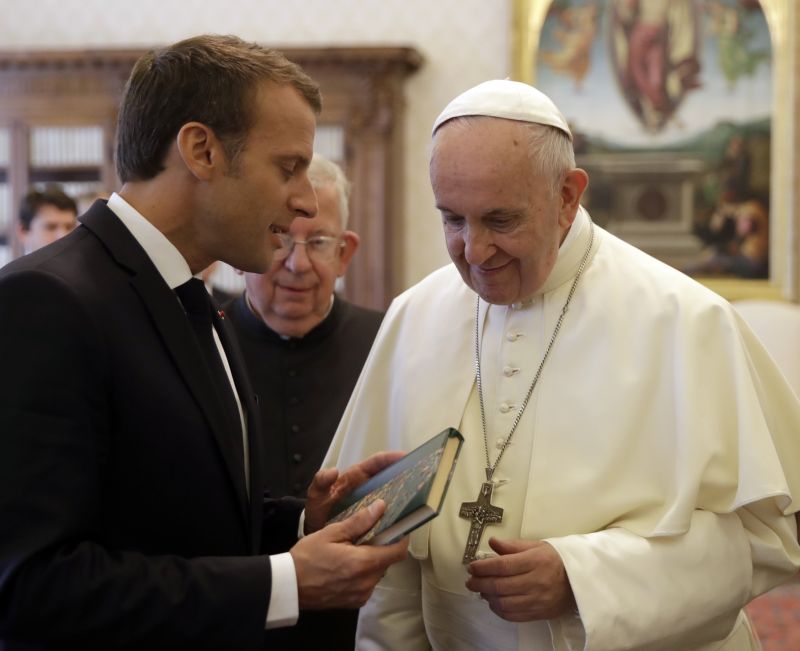 Francouzský prezident Emmanuel Macron a papež František.