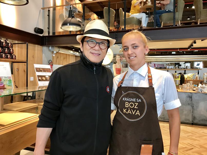 Slavný Jackie Chan snídal v Praze. 