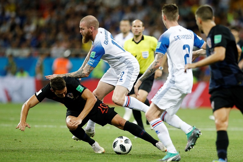 V Rostově se v úterý večer střetli fotbalisté Islandu (v bílém) s Chorvatskem.