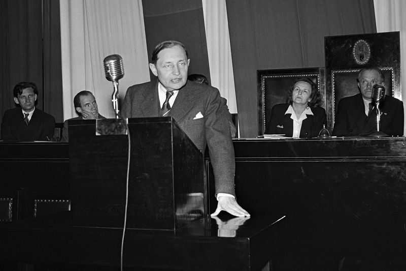 Tehdejší předseda sociálních demokratů Zdeněk Fierlinger na slučovací poradě KSČ a ČSSD 21. května 1948.