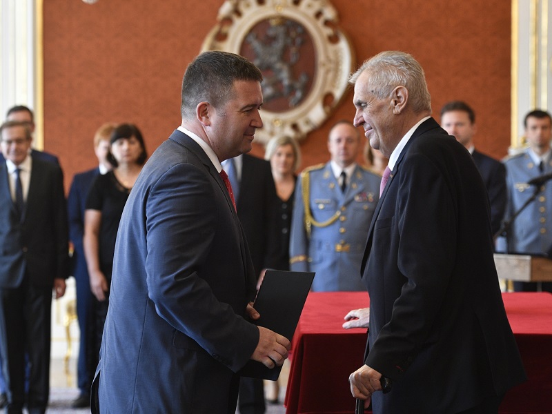 Jan Hamáček (vlevo) bude v nové vládě zastávat nejen funkci ministra vnitra, ale dočasně i zahraničí.