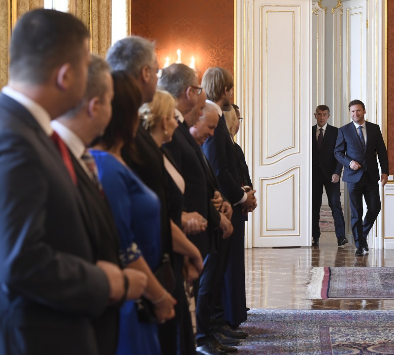 Premiér Andrej Babiš (vchází do dveří) a jeho druhý kabinet. Premiér Andrej Babiš (vchází do dveří) a jeho druhý kabinet.