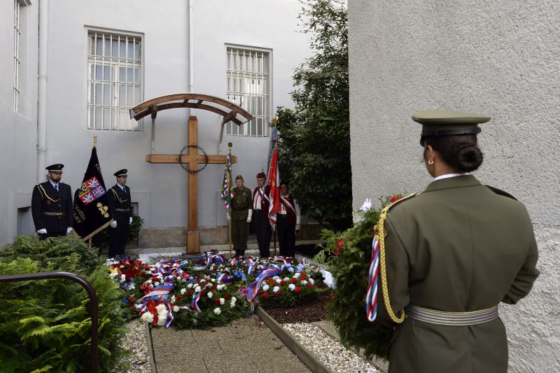 Pietní akt k uctění památky Milady Horákové a obětí politických procesů komunistického režimu na dvoře pankrácké věznice v Praze.