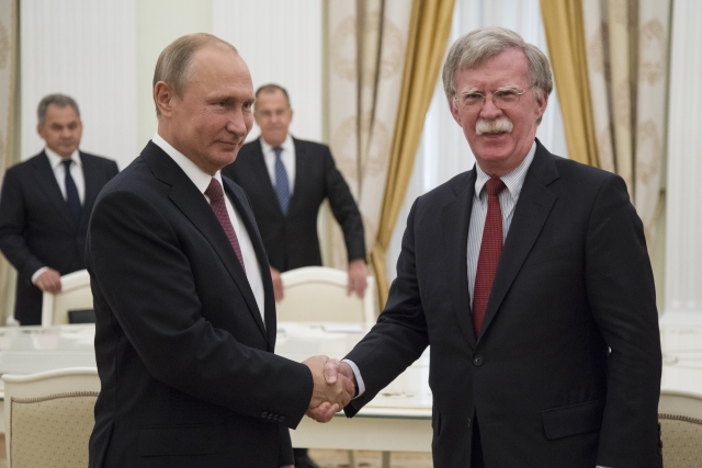 Vladimir Putin, vlevo a John Bolton, vpravo. Vladimir Putin, vlevo a John Bolton, vpravo.