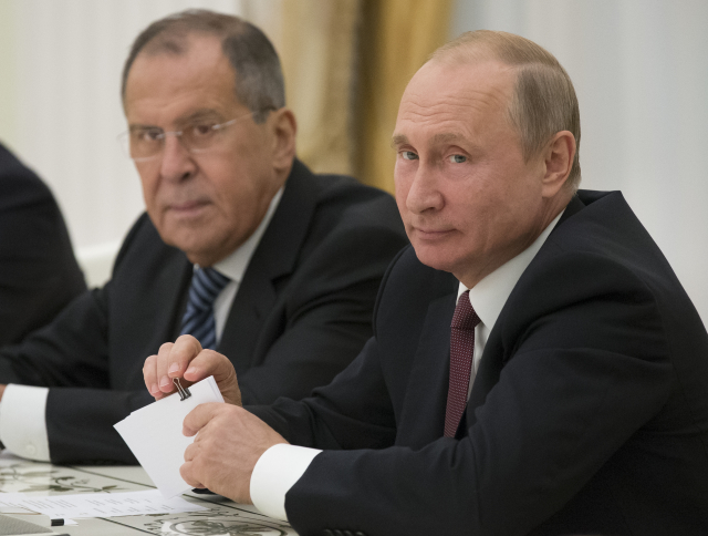 Zleva Serger Lavrov a Vladimir Putin. Zleva Serger Lavrov a Vladimir Putin.