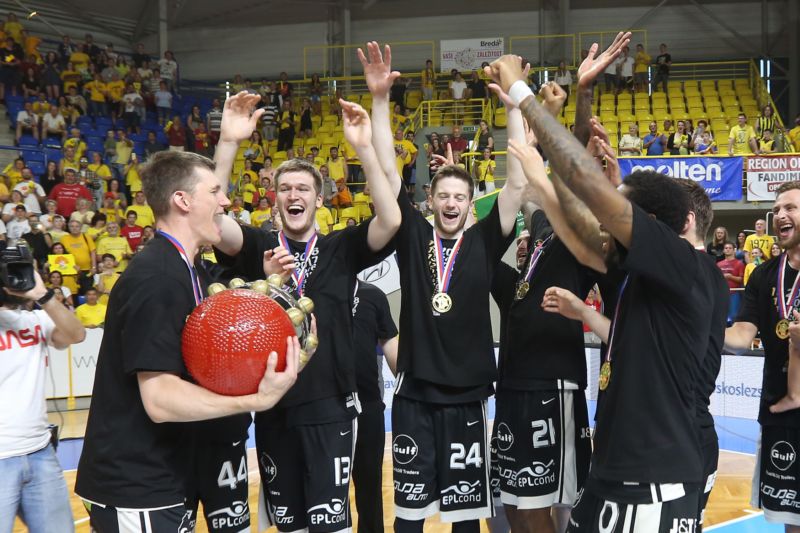 Basketbalisté Nymburka se radují ze zisku ligového titulu, zahrají si díky němu Ligu mistrů.