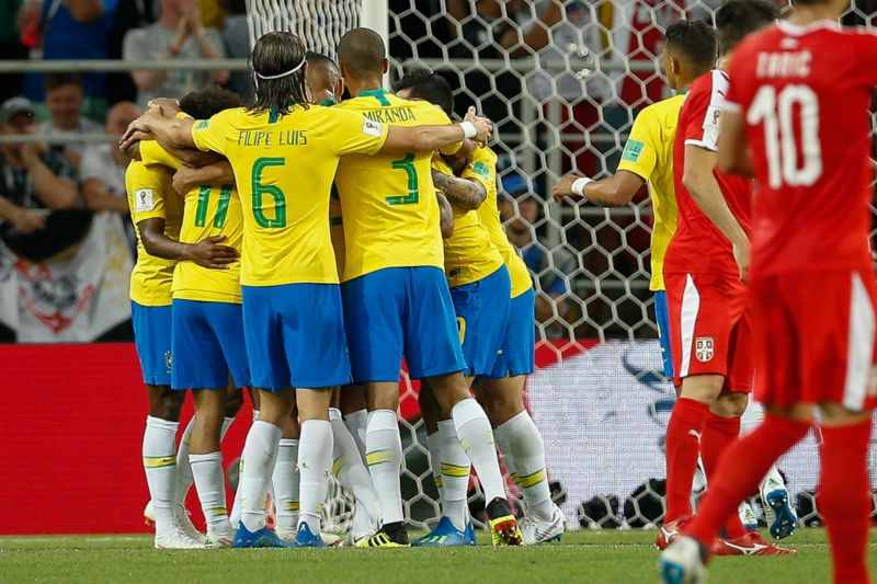 Brazilci se radují ze vstřelené branky do sítě Srbska. 