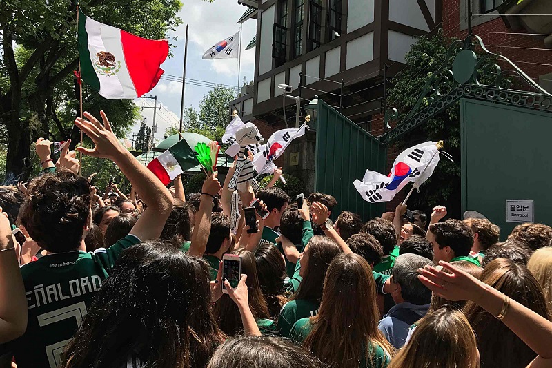 Fanoušci Mexico oslavovali po postupu do osmifinále také Jižní Koreu. Fanoušci Mexico oslavovali po postupu do osmifinále také Jižní Koreu.