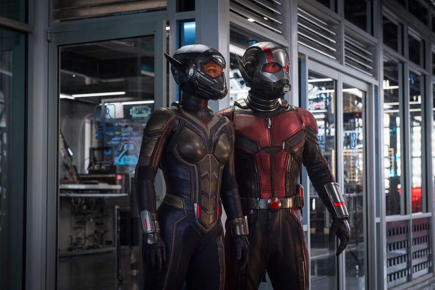 Ant-Man (Paul Rudd) a Wasp (Evangeline Lillyová). Ant-Man (Paul Rudd) a Wasp (Evangeline Lillyová).