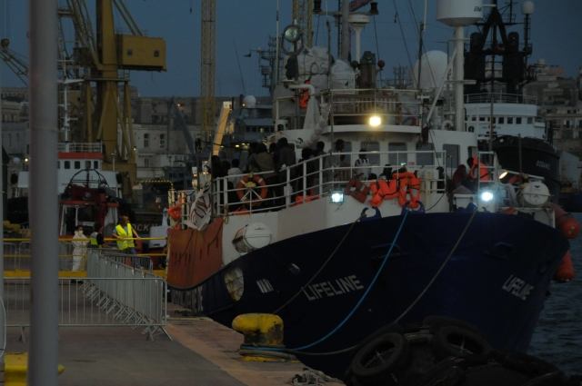 O uprchlíky z lodi Lifeline se podělí devět evropských zemí.