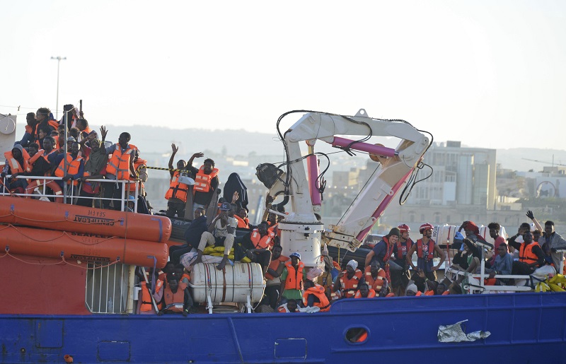 Loď Lifeline s migranty zakotvila na Maltě. Loď Lifeline s migranty zakotvila na Maltě.