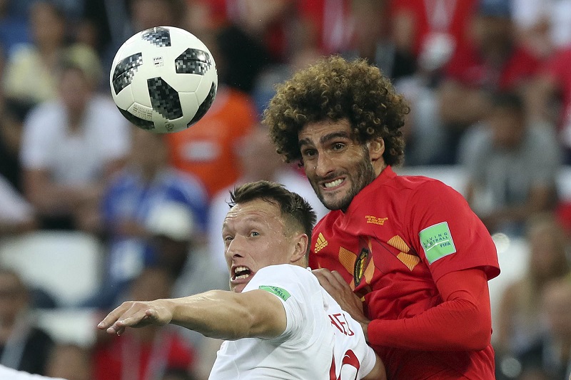 Belgický záložník Marouane Fellaini bude nadále oblékat dres Manchesteru United.