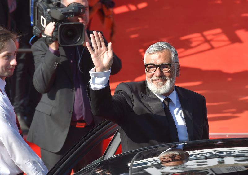 Prezident festivalu Jiří Bartoška přichází na slavnostní zahájení.