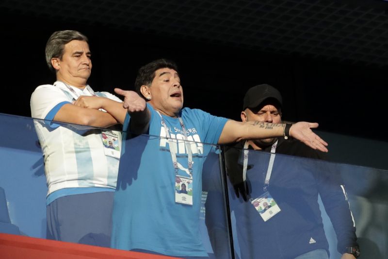 Hvězdný Diego Maradona v hledišti jednoho ze zápasů MS v Rusku. 