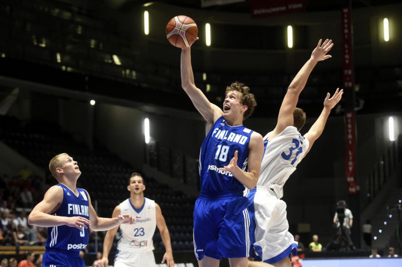 Čeští basketbalisté v zápase s Finskem.