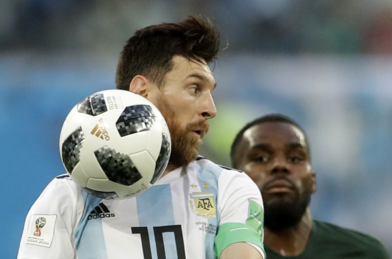 Lionel Messi v jednom ze zápasů základní skupiny MS.
