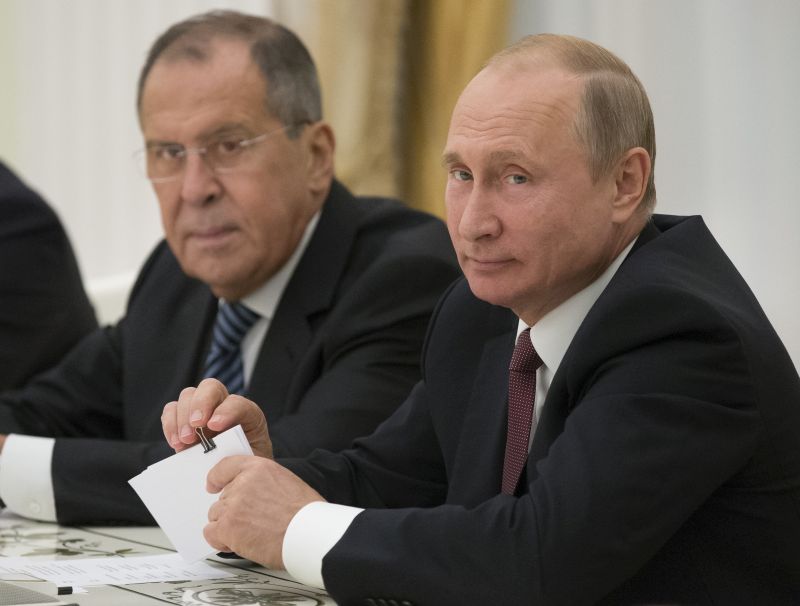 Ruský ministr zahraničí Sergej Lavrov (vlevo) a prezident Vladimir Putin.