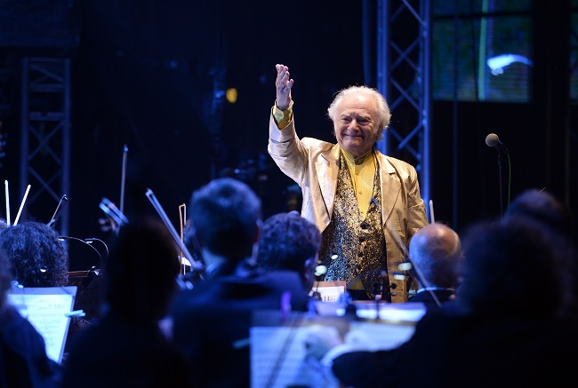Český národní symfonický orchestr pod vedením dirigenta Carla Davise.