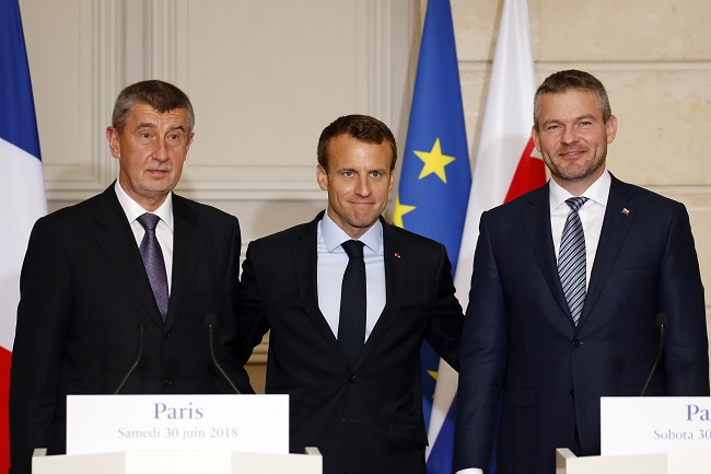 Zleva premiér Andrej Babiš, francouzský prezident Emmanuel Macron a slovenský premiér Peter Pellegrini.
