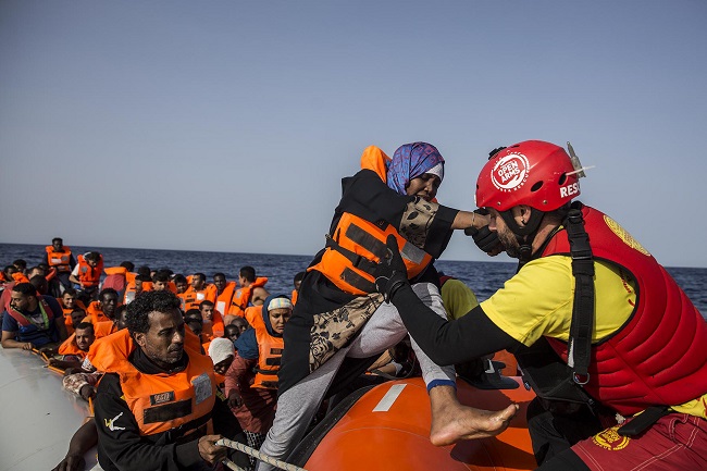 Loď španělské nevládní organizace Proactiva Open Arms z gumového člunu u libyjských břehů na palubu vzala 60 migrantů. Loď španělské nevládní organizace Proactiva Open Arms z gumového člunu u libyjských břehů na palubu vzala 60 migrantů.