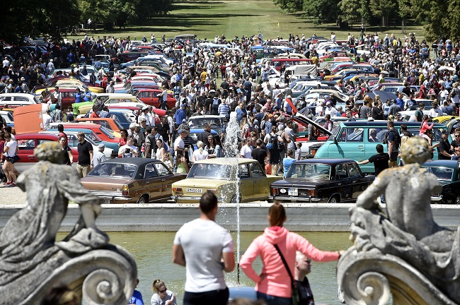 Sraz automobilových veteránů Veteranfest se konal 30. června na zámku ve Slavkově u Brna na Vyškovsku. 