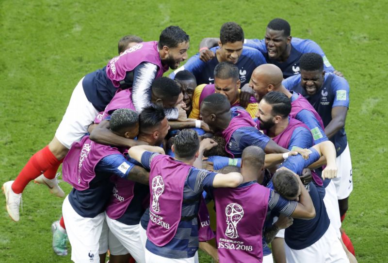 Francouzi se radují z jedné z branek do sítě Argentiny. 