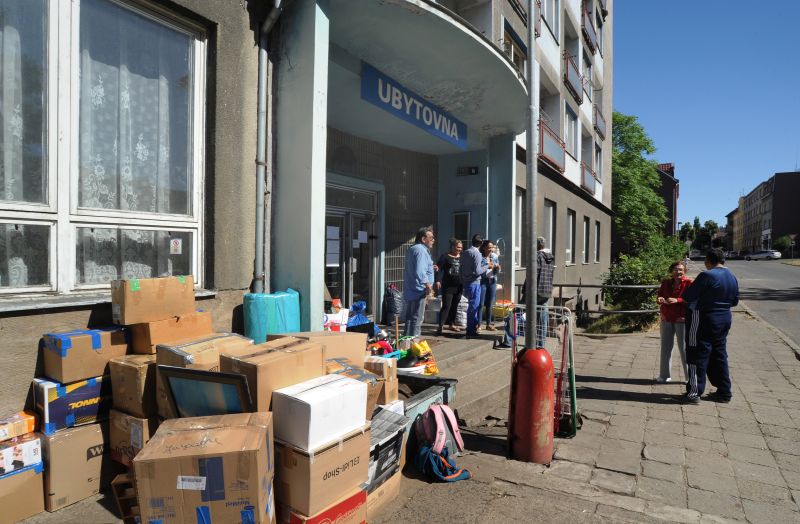 Lidé v sobotu vynášeli své věci z Modré ubytovny v Purkyňově ulici v ústecké čtvrti Střekov. Lidé v sobotu vynášeli své věci z Modré ubytovny v Purkyňově ulici v ústecké čtvrti Střekov.